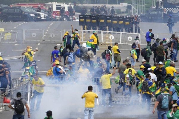 Βραζιλία: Σκηνές εμφυλίου και συλλήψεις μπολσοναριστών μετά την εισβολή αλά... Τραμπ - Επέστρεψε ο Λούλα (Video)