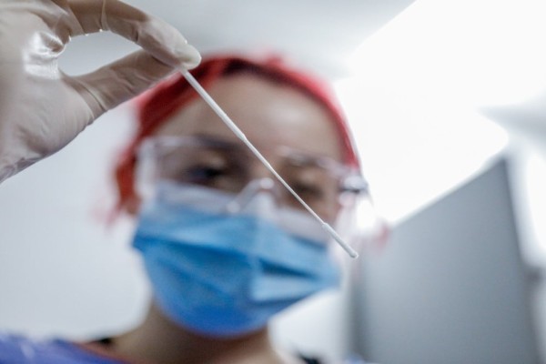 ΕΟΔΥ: «Θερίζει» η γρίπη σε όλες τις ηλικίες - Αύξηση εισαγωγών και 141 θάνατοι από κορωνοϊό