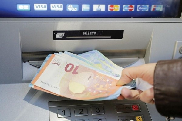 «Σωτήριο» επίδομα άμεσα στα ΑΤΜ - Ποιοι θα πληρωθούν 450 ευρώ