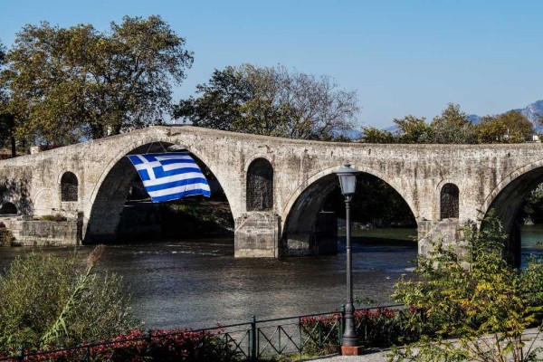 Η φωτογραφία της ημέρας: Μεγάλη ελληνική σημαία στο ιστορικό γεφύρι της Άρτας!