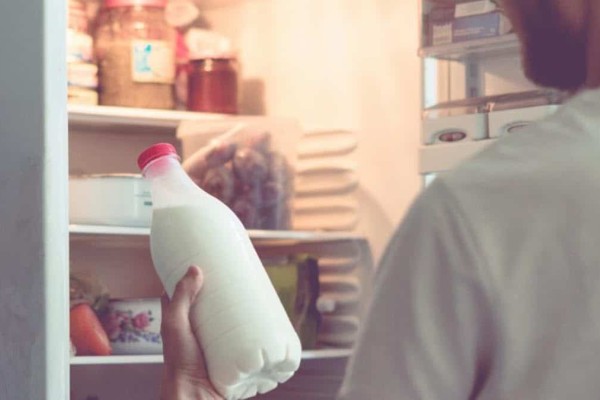 Δεν είναι μόνο για να το πίνουμε: Το κόλπο με το γάλα για να μοσχοβολάει το σπίτι σας από καθαριότητα