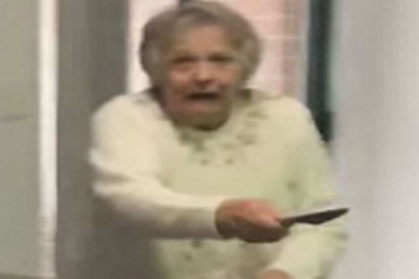 80χρονη γιαγιά επιτέθηκε με μαχαίρι στην... τηλεόραση - Ο λόγος θα σας αφήσει άφωνους