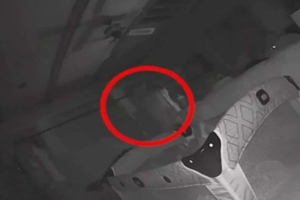 Βίντεο τρόμου από κρυφή κάμερα: 25χρονη μητέρα κατέγραψε φάντασμα να κάνει στο μωρό της κάτι το αποτρόπαιο