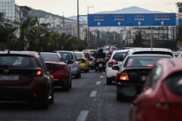 Κυκλοφοριακό κομφούζιο στους δρόμους: Τροχαίο στον Κηφισό! Μεγάλο πρόβλημα στην άνοδο της Αθηνών-Λαμίας - Μποτιλιάρισμα σε Κηφισίας και Κατεχάκη (Video)