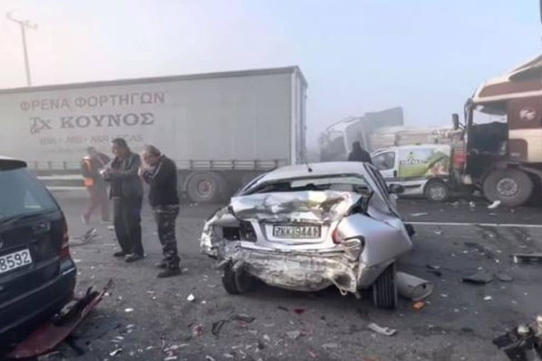 Εικόνες από την... κόλαση στην Εθνική Οδό: Απίστευτη καραμπόλα με 6 ΙΧ και νταλίκες! (video)