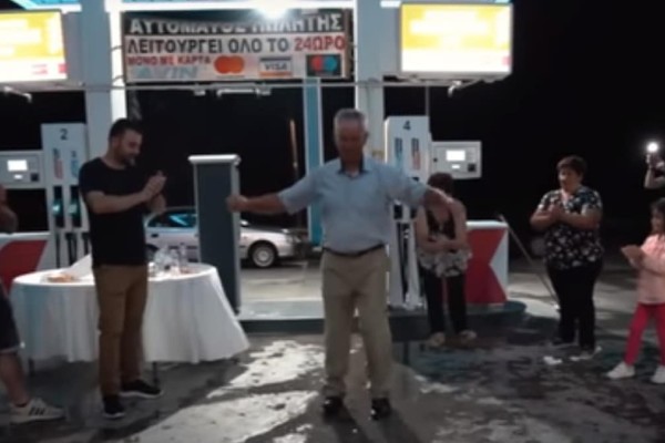 Απίθανο: Ζεϊμπέκικο με κεραυνούς σε γάμο – Έπεσε την ώρα που χόρευε ο πατέρας του γαμπρού (Video)