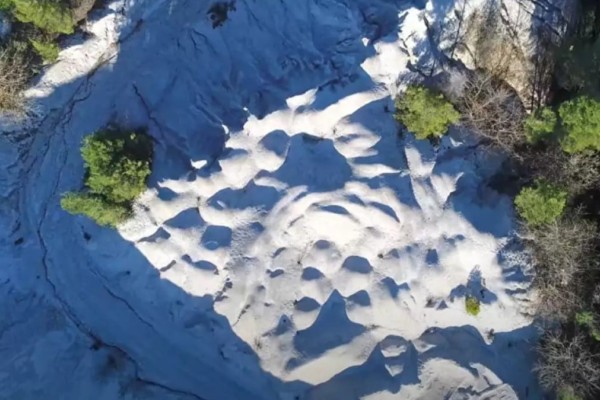 Ο άγνωστος «χρυσός» που μοιάζει με χιόνι και θα τον βρεις μόνο σε δύο περιοχές της Ελλάδας