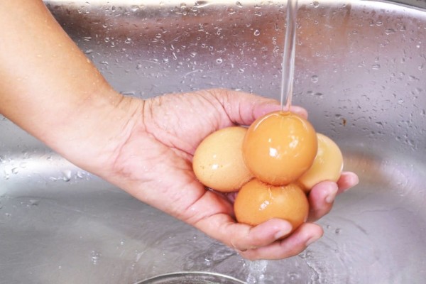 Ιδού η απορία: Πρέπει ή όχι να πλένουμε τα αυγά πριν μαγειρευτούν;