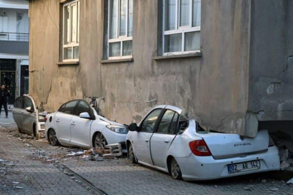 Ο σεισμός στην Τουρκία «σήκωσε» κτίριο και το... πάρκαρε πάνω σε αυτοκίνητα! Απίστευτες φωτογραφίες