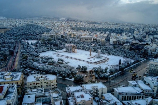 Εντυπωσιάζει από ψηλά η χιονισμένη Αθήνα - Στα λευκά «ντύθηκαν» Ακρόπολη, Σύνταγμα, Καλλιμάρμαρο