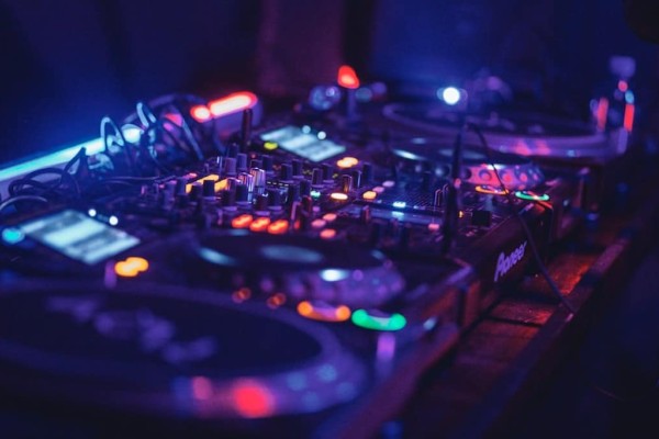Βασίλης Πράπας: Ο Έλληνας DJ που αναδείχθηκε πρώτος ανάμεσα σε 600 συμμετέχοντες σε παγκόσμιο διαγωνισμό