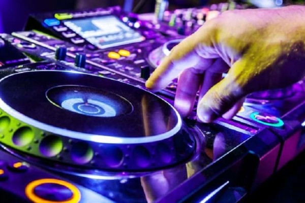 Θρίλερ στη Γλυφάδα: Γνωστός DJ 