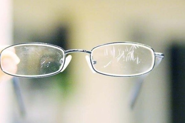 Γρατζουνιές στα γυαλιά: Τα 4 κόλπα των ειδικών για να γίνουν σαν καινούργια