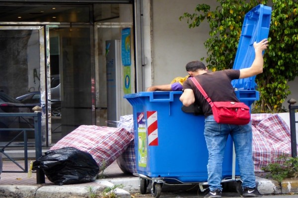 Εξοργιστικό περιστατικό στον Βόλο: Έβαλε το παιδί της στον κάδο ανακύκλωσης ρούχων για να βγάλει χρήματα