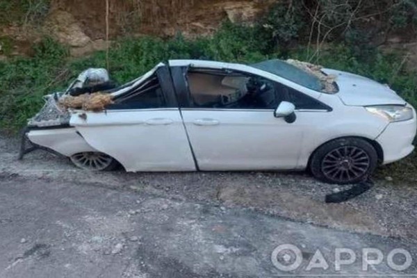 Βράχος καταπλάκωσε αυτοκίνητο στην Καλαμάτα - Ετοιμαζόταν να μπει στο όχημα η οδηγός με το παιδί της