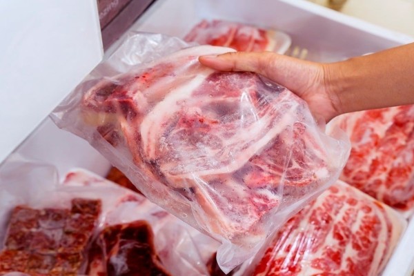 Ξεχάσατε να βγάλετε το κρέας από την κατάψυξη; Απίστευτο Tip για να το ξεπαγώσετε σε 10 λεπτά