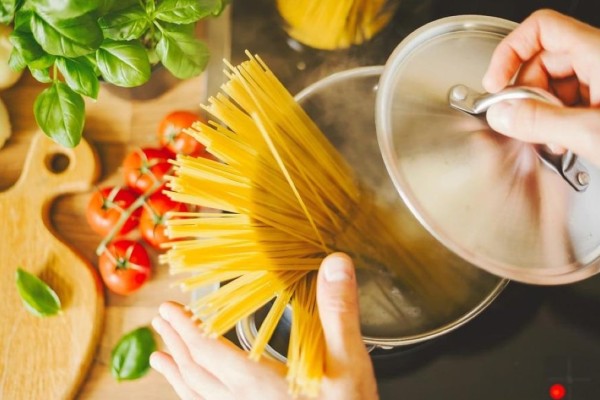 Απαράβατοι κανόνες στην κουζίνα: Τα βασικά λάθη που κάνεις και καταστρέφεις τα μακαρόνια σου