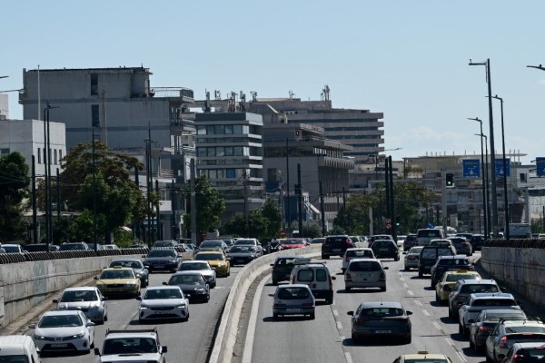 Σοκαριστικό τροχαίο στην Κηφισίας: Αυτοκίνητο αναποδογύρισε στη μέση του δρόμου