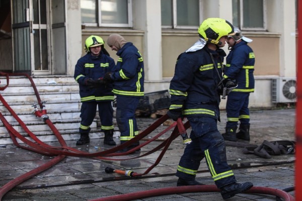 Τραγωδία στη Θεσσαλονίκη: Ένας νεκρός από φωτιά σε αυλή εγκαταλελειμμένου κτηρίου στην Καλαμαριά