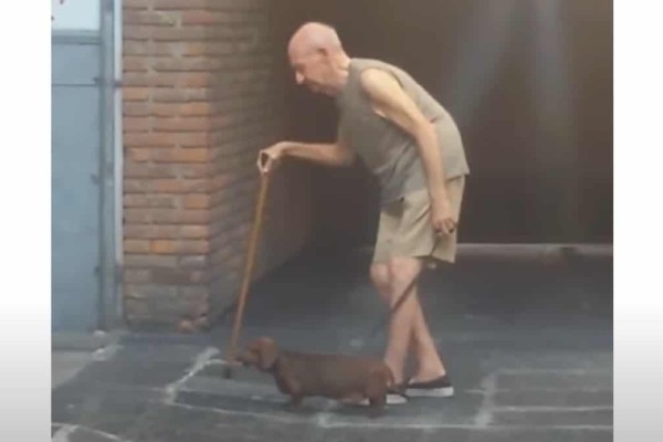 80χρονος παππούς πηγαίνει βόλτα με τον σκύλο του κάθε μέρα... - Ο λόγος ραγίζει καρδιές
