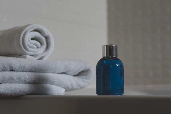 Ξεχάστε όσα ξέρατε για τις πετσέτες: Το άγνωστο κόλπο για να μοσχοβολούν φρεσκάδα μετά το πλυντήριο