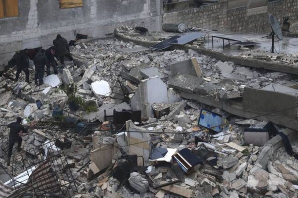 Εικόνες καταστροφής στην Τουρκία: Χιλιάδες νεκροί από τους δύο σεισμούς 7,8 και 7,7 Ρίχτερ – Συγκλονίζουν τα βίντεο