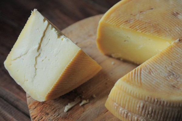 Τίποτα δεν πάει χαμένο: Το έξυπνο κόλπο για να μην μουχλιάσει ποτέ ξανά το τυρί στο ψυγείο σας