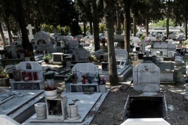 18χρονοι άνοιξαν τάφο για να βγάλουν μια selfie - Μόλις δείτε τι έκλεψαν από μέσα θα πάθετε σοκ!