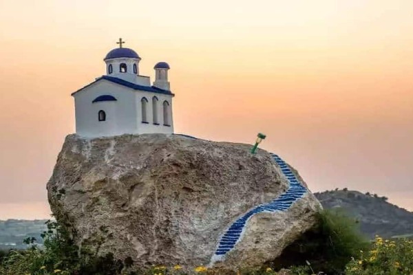 Το νησί του Αιγαίου που θεωρείται η «μικρή Σαντορίνη» της Ελλάδας με ηλιοβασίλεμα που κόβει την ανάσα