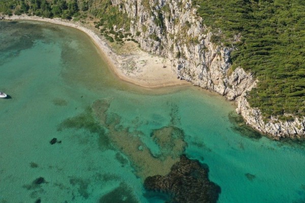 Η «μυθική» παραλία της Μεσσηνίας και η ιστορία πίσω από το καταγάλανο τοπίο της