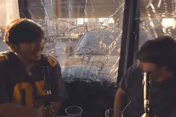 Βίντεο σοκ: Αυτοκίνητο πέφτει πάνω στην τζαμαρία καφετέριας! Από την άλλη καθόντουσαν 2 άτομα!