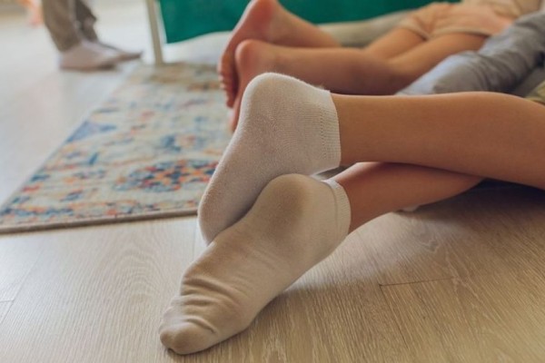 Λευκές κάλτσες: 2+1 εύκολοι τρόποι για να λάμψουν ξανά από καθαριότητα