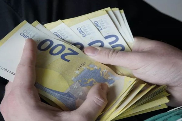 Επίδομα 904 ευρώ σε 4 βήματα - Ποιοι και πώς «γεμίζουν» τις τσέπες τους