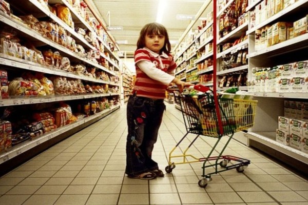 Αυτό το κοριτσάκι ψωνίζει στο σούπερ μάρκετ όταν ξαφνικά την πλησιάζει ένας άγνωστος... Αυτό που ακολούθησε θα σας αφήσει με το στόμα ανοιχτό!