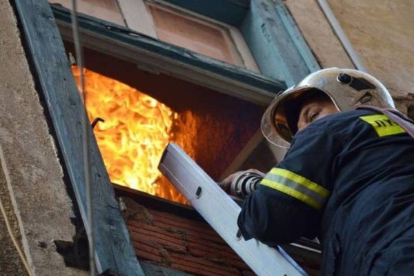 Φωτιά σε διαμέρισμα στον Παπάγο