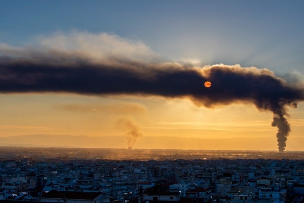 Μεγάλη φωτιά στη Σίνδο - «Πνίγηκε» από πυκνό καπνό η Θεσσαλονίκη: «Κρατήστε κλειστά τα παράθυρα - Δε θα σβήσει εύκολα» (videos)