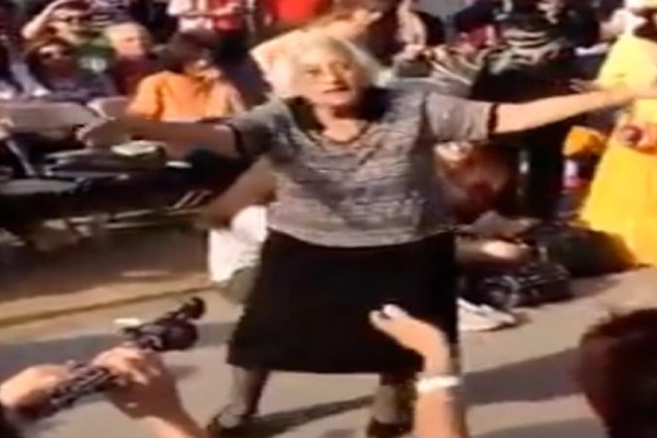 Χορευταρού η γιαγιά: 80χρονη χόρεψε ζεϊμπέκικο και ραγίσαν τα πατώματα