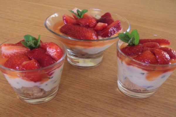 Να το... φας στο ποτήρι: «Εκρηκτικό» γλυκό ψυγείου με μπισκότο, φράουλες και κρέμα γιαουρτιού