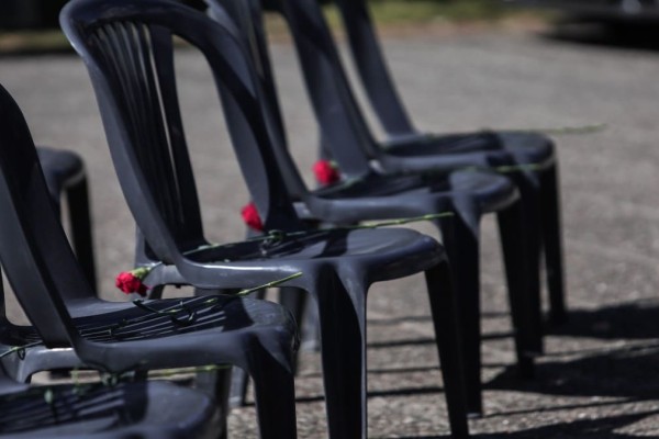 Τραγωδία στα Τέμπη: 57 άδειες μαύρες καρέκλες έξω από το υπουργείο Μεταφορών για τα αδικοχαμένα θύματα (photos)