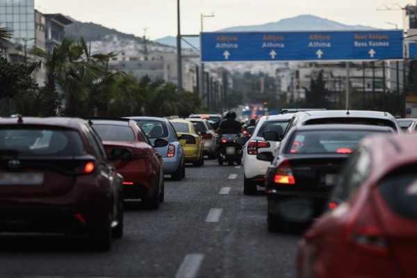 Κυκλοφοριακό κομφούζιο στους δρόμους: Ουρές άνω των 10 χιλιομέτρων στον Κηφισό - Πού υπάρχουν προβλήματα