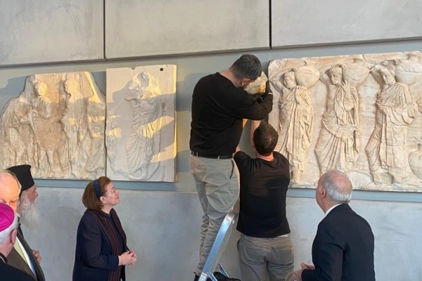 Συγκίνηση στο Μουσείο Ακρόπολης: Επέστρεψαν μετά από 200 χρόνια τα θραύσματα του Παρθενώνα από το Βατικανό