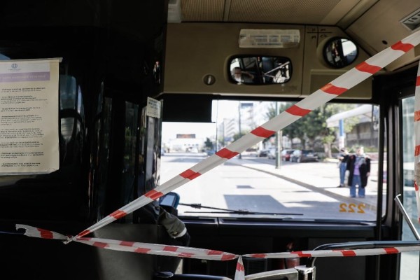 Έπεσε οροφή λεωφορείου του ΟΑΣΑ με 40 επιβάτες στο Φάληρο - «Ευτυχώς δεν υπήρχαν όρθιοι επιβάτες...»