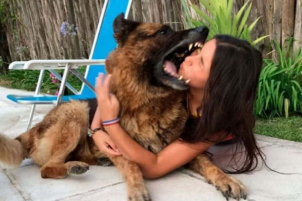 17χρονη βγάζει selfie αγκαλιά με το σκύλο της - Λίγα δευτερόλεπτα μετά το πρόσωπό της...