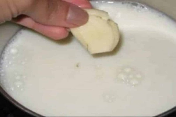 Βάζει 1 σκόρδο μέσα στο ζεστό γάλα και το πίνει - Το απόλυτο μυστικό της γιαγιάς