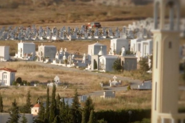 Μακάβριο λάθος: Πήγαν να θάψουν τον πατέρα τους στον οικογενειακό τάφο και βρήκαν μέσα... (Video)