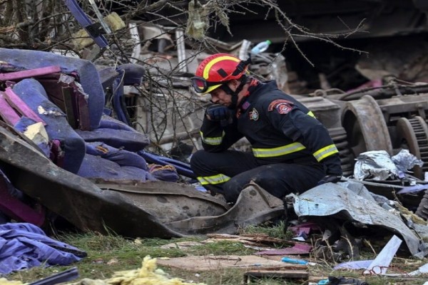 «Δάγκωνα γυαλιά, είχα συντρίμμια στο στόμα μου» - Συγκλονίζουν οι μαρτυρίες από το δυστύχημα στα Τέμπη (Video)