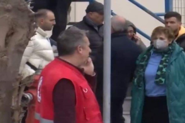 Τραγικές στιγμές στο νοσοκομείο Λάρισας: Συγγενείς περιμένουν στα σκαλιά, ενώ μεταφέρονται πτώματα από τα Τέμπη