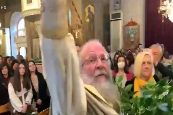 Ρίγη συγκίνησης: Η Πρώτη Ανάσταση στην Παναγία Ευαγγελίστρια της Χίου και τον Άγιο Κωνσταντίνο Ομόνοιας (Video)