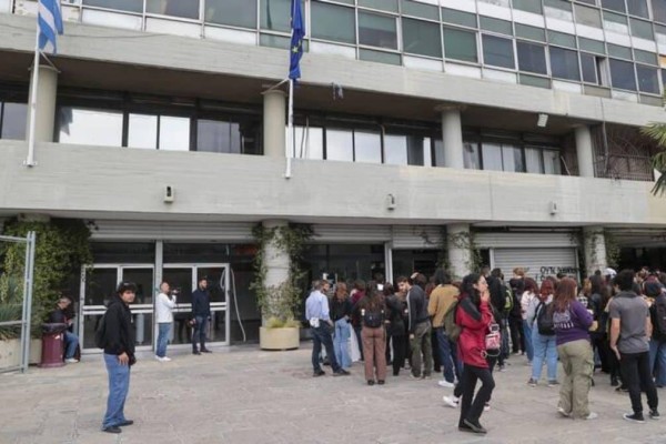 Συναγερμός στο ΑΠΘ: Άνδρας μαχαιρώθηκε στο λαιμό!