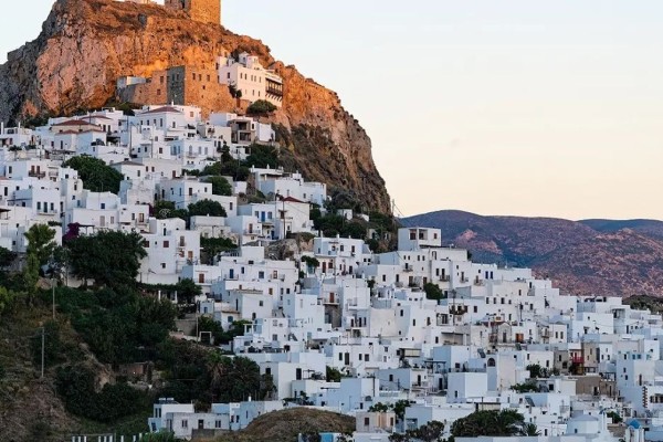 Το άγνωστο εκκλησάκι των Σποράδων που έχει σκαλιστεί κυριολεκτικά πάνω σε βράχο (video)